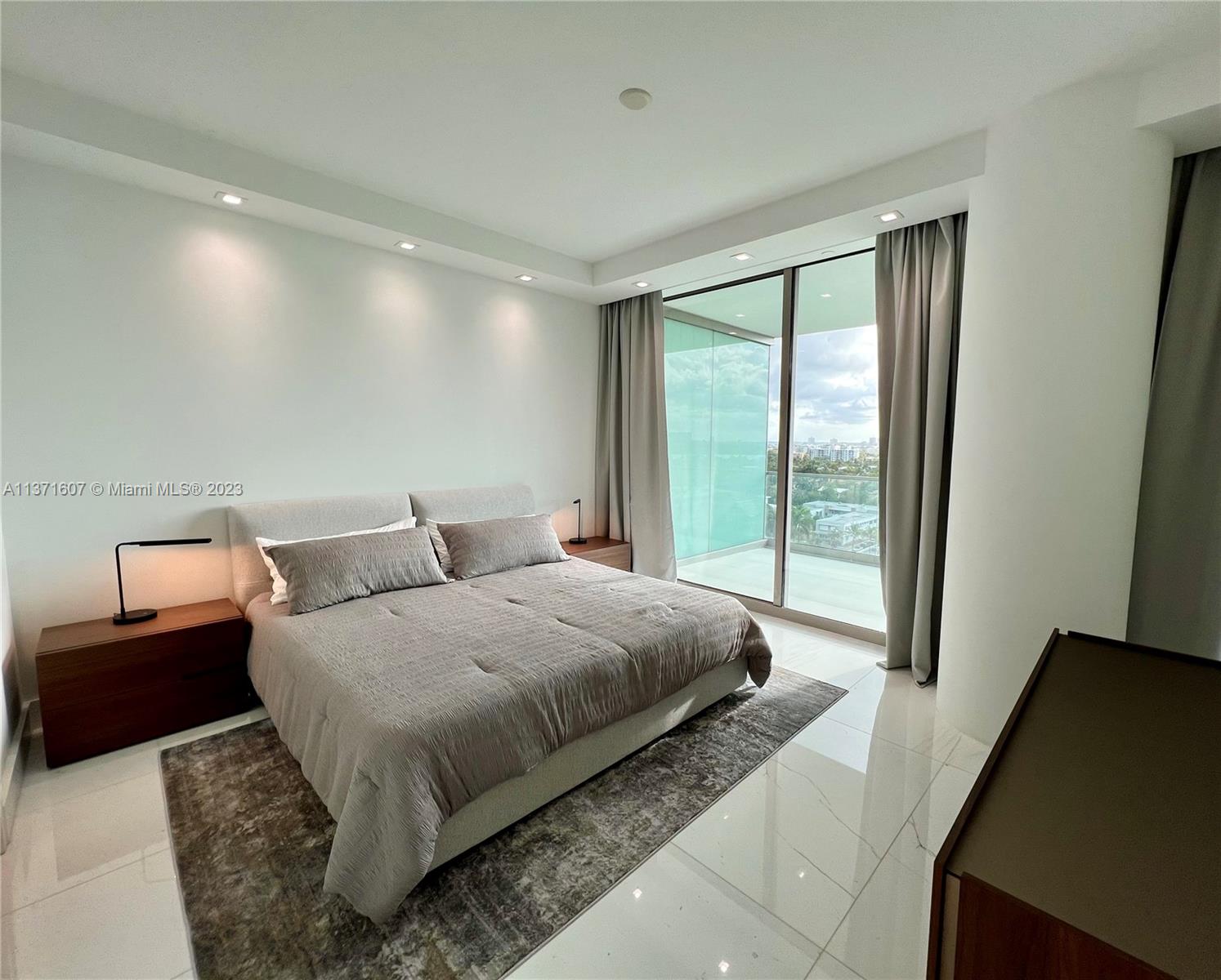 10201 Collins Ave Unit: 1004