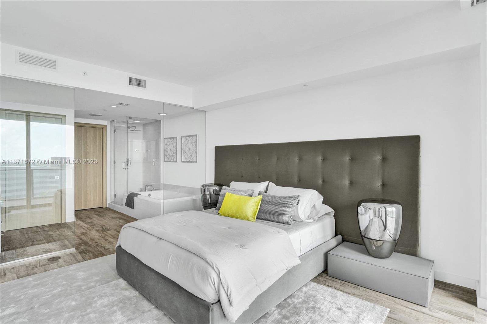 650 NE 32nd St Unit: 1001