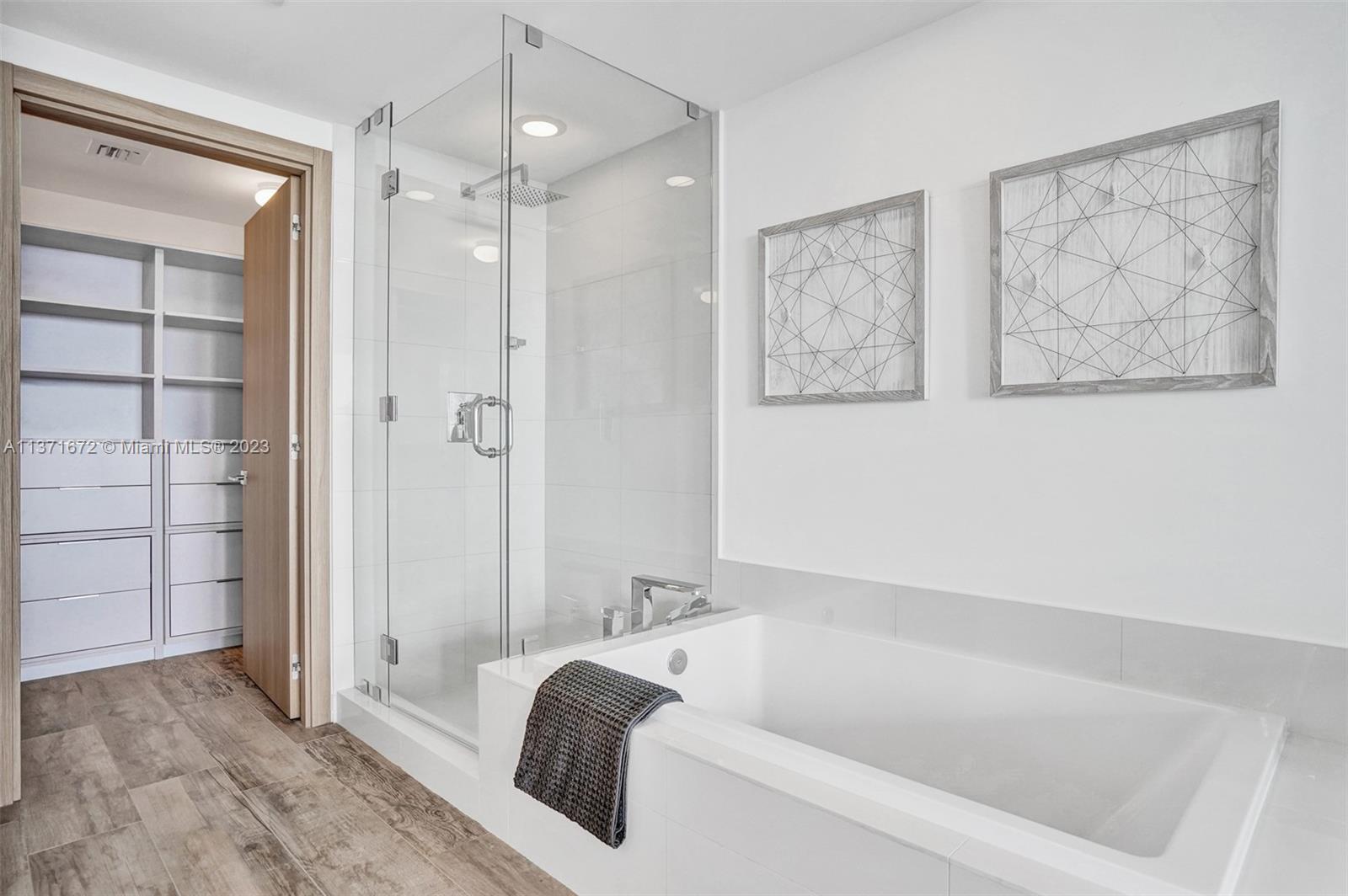 650 NE 32nd St Unit: 1001