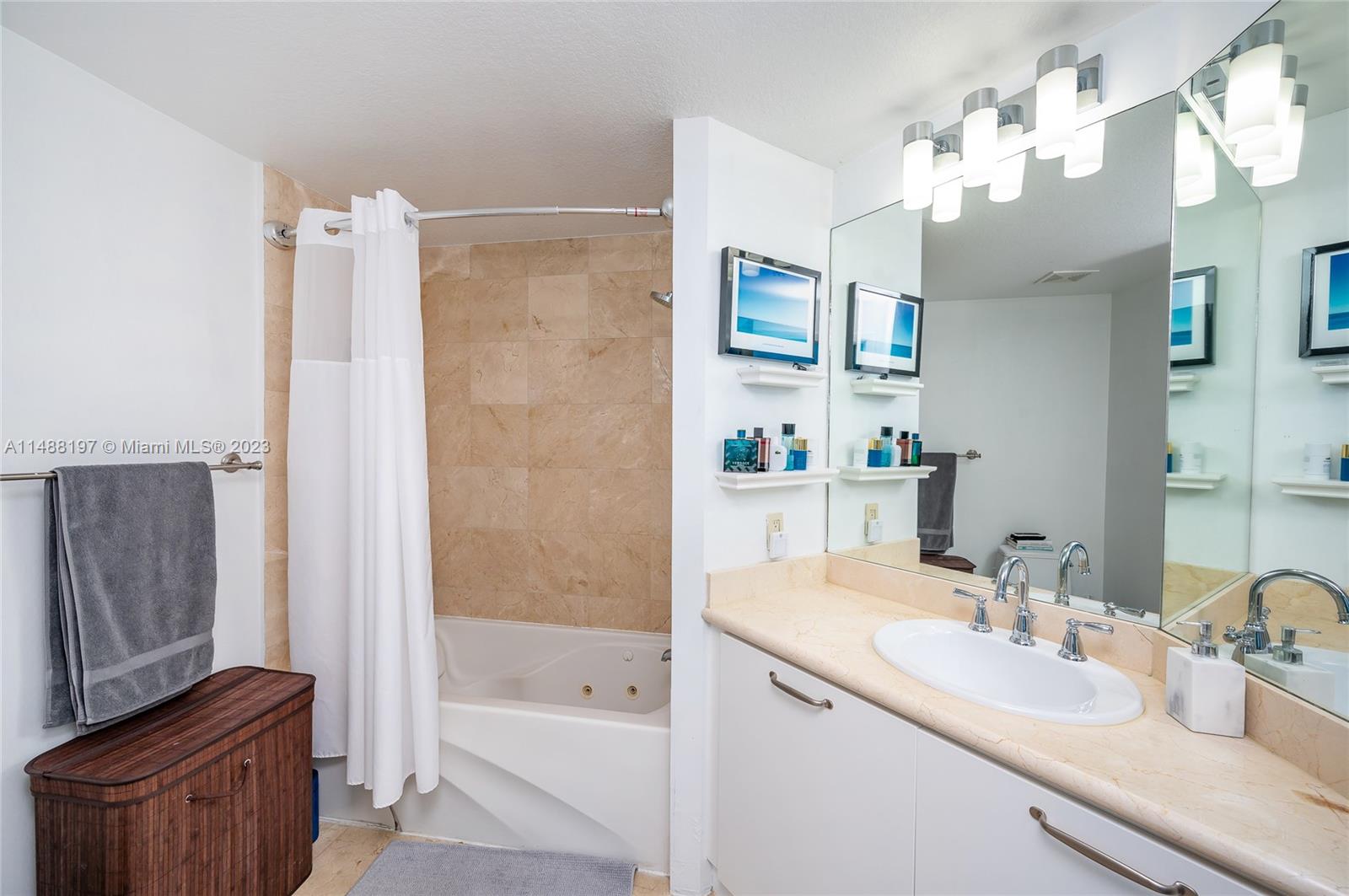 6515 Collins Ave Unit: 1402