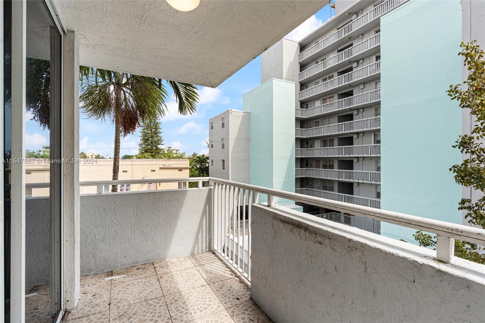 7601 Dickens Ave # 301