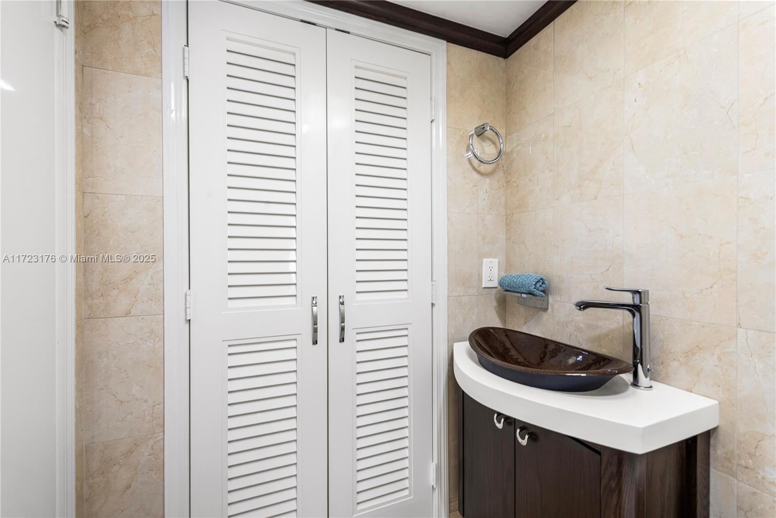 16445 Collins Ave # 1526