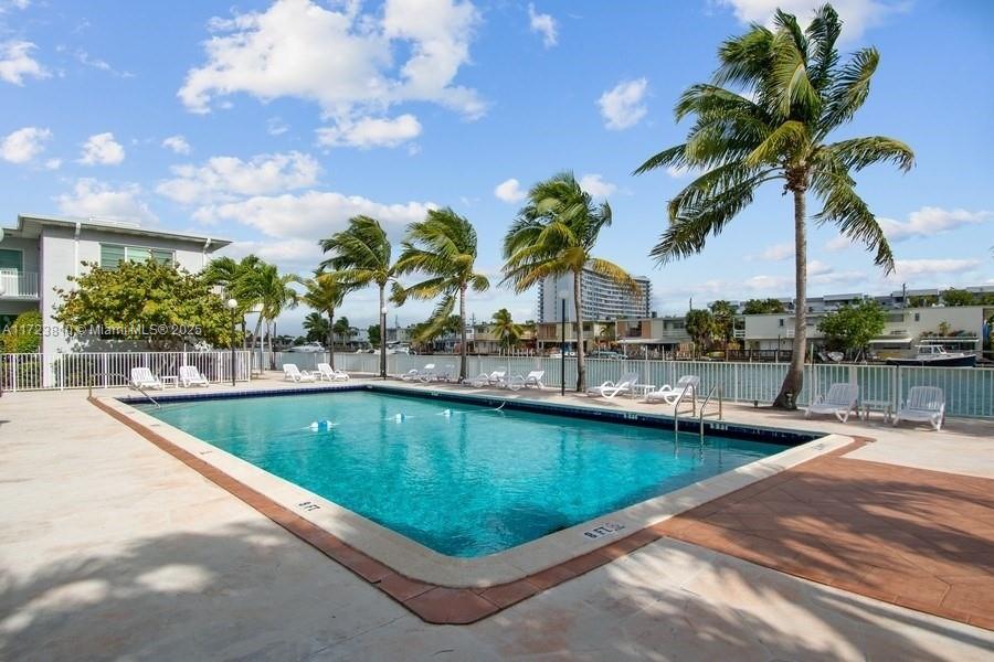 7207 Bay Dr # 9