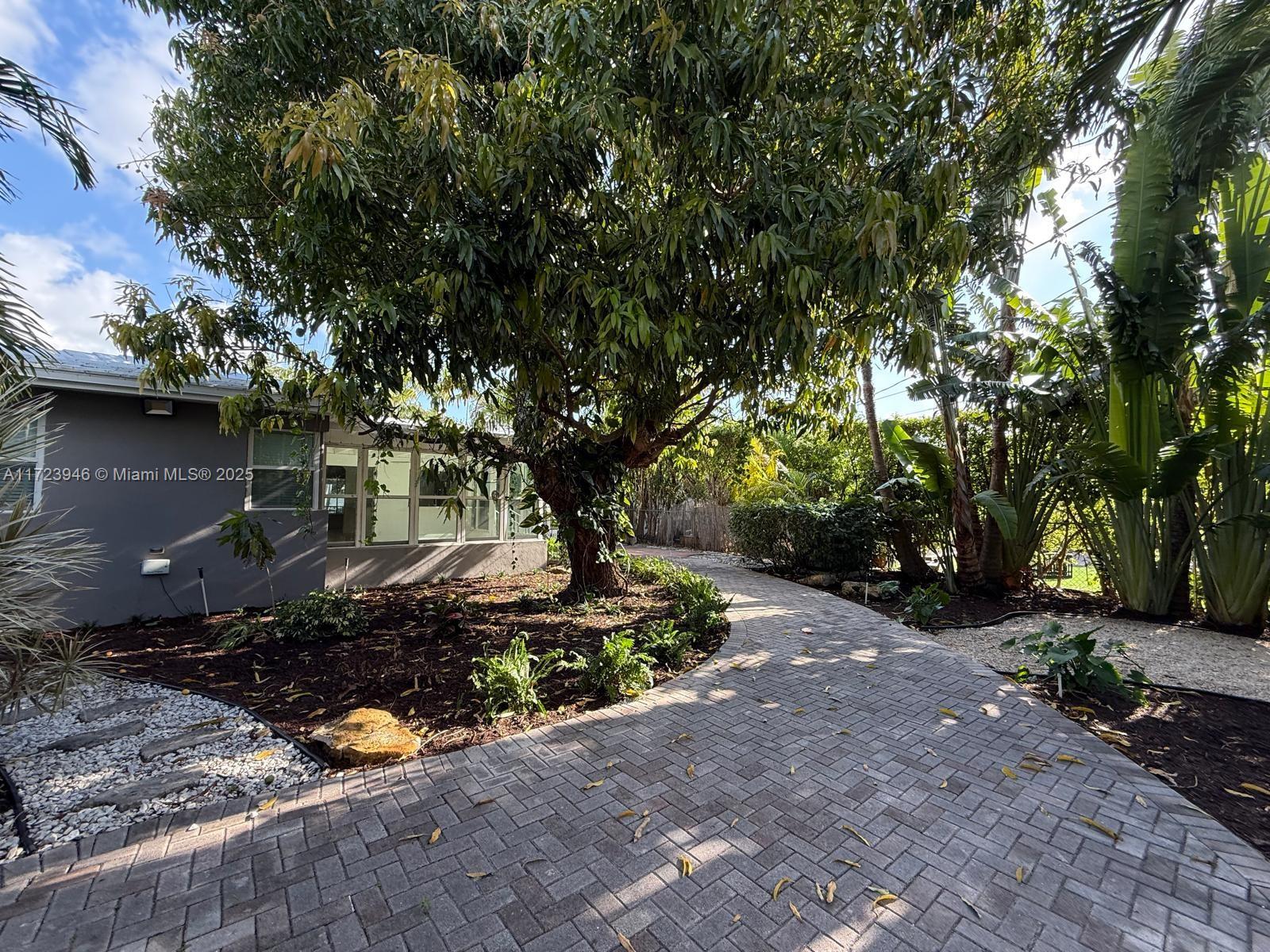 1116 Biarritz Dr