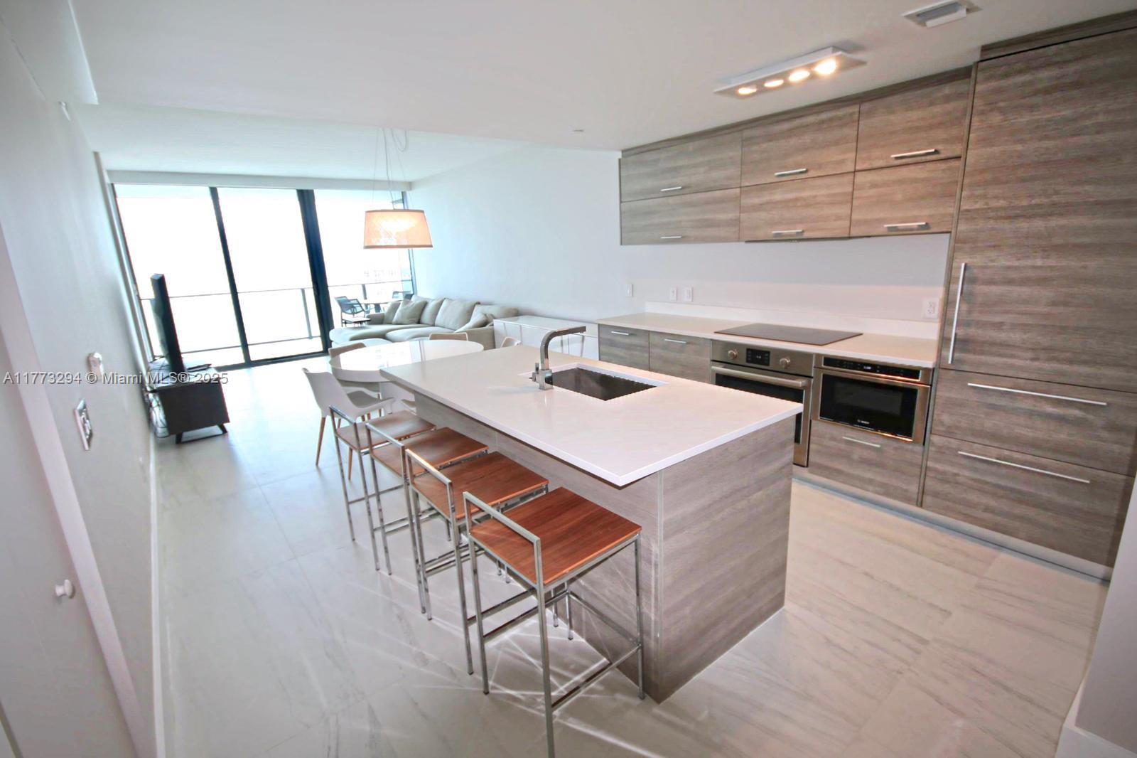 650 NE 32 St # 3806