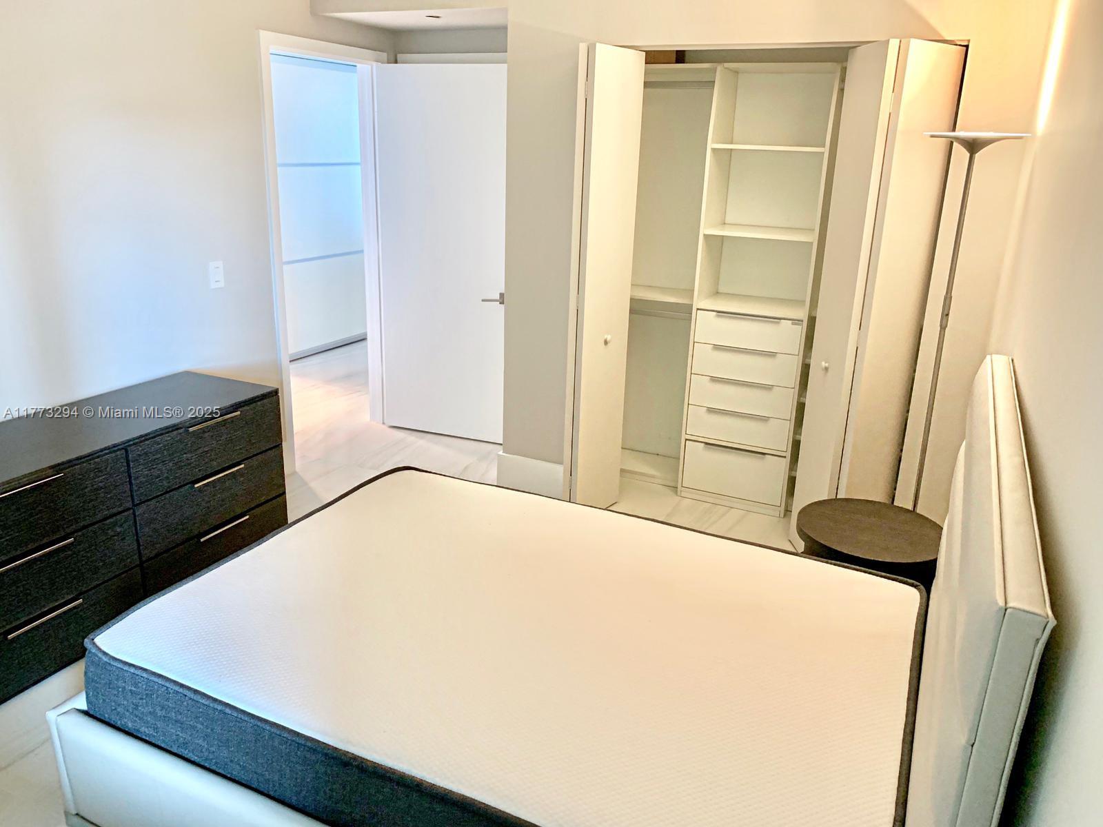 650 NE 32 St # 3806