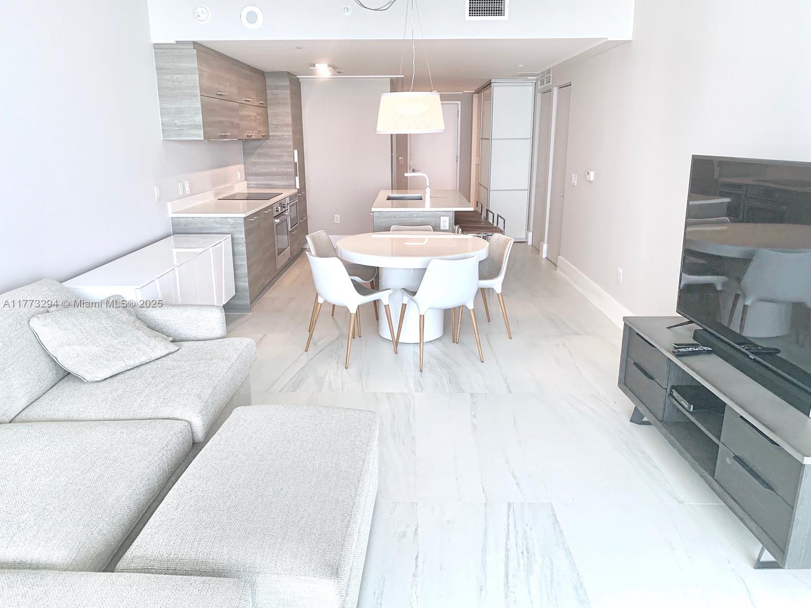 650 NE 32 St # 3806