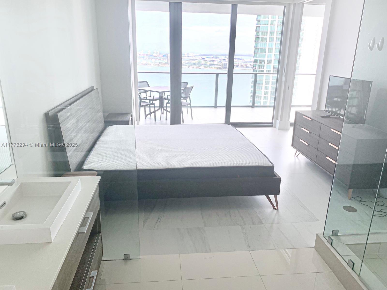 650 NE 32 St # 3806