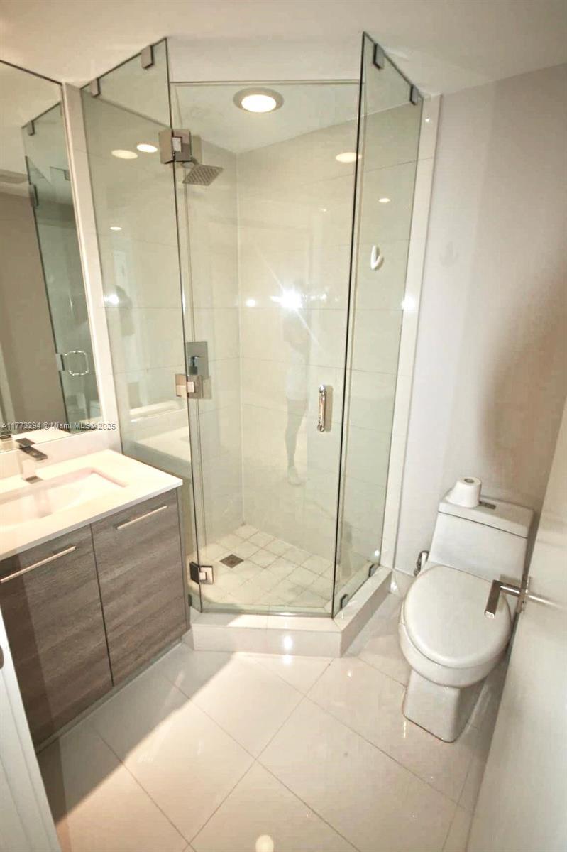 650 NE 32 St # 3806