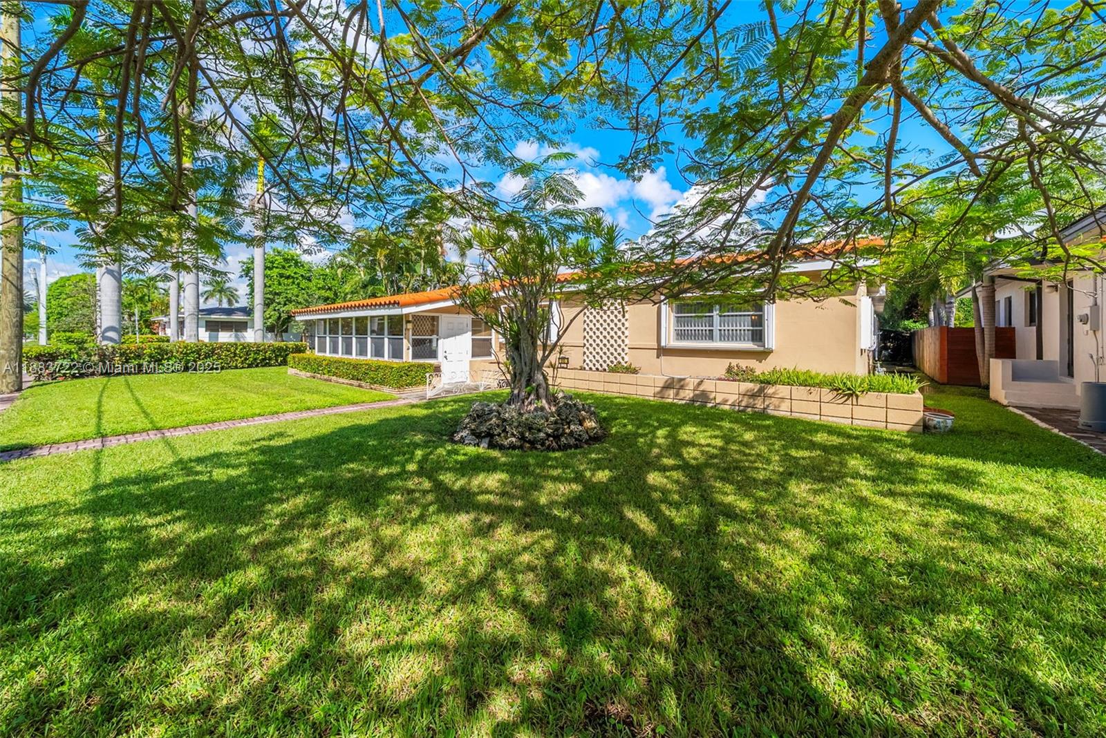 995 S Shore Dr 