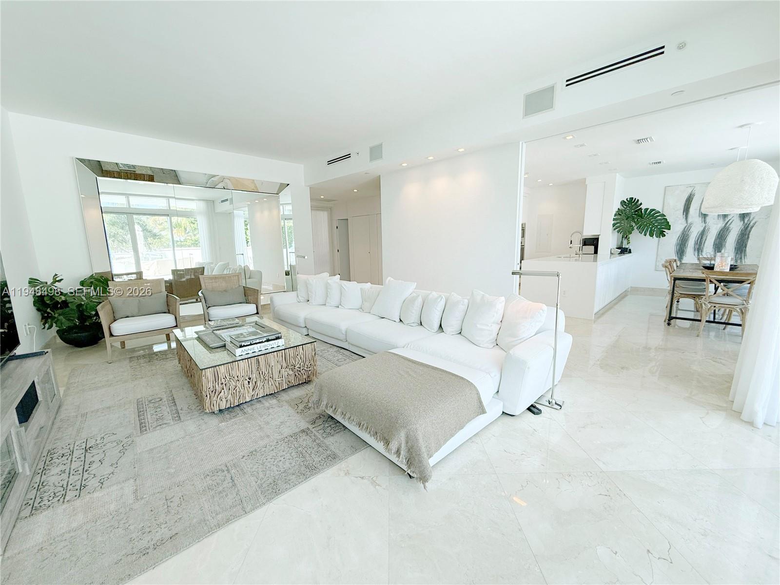 50 S Pointe Dr Unit: TWN2