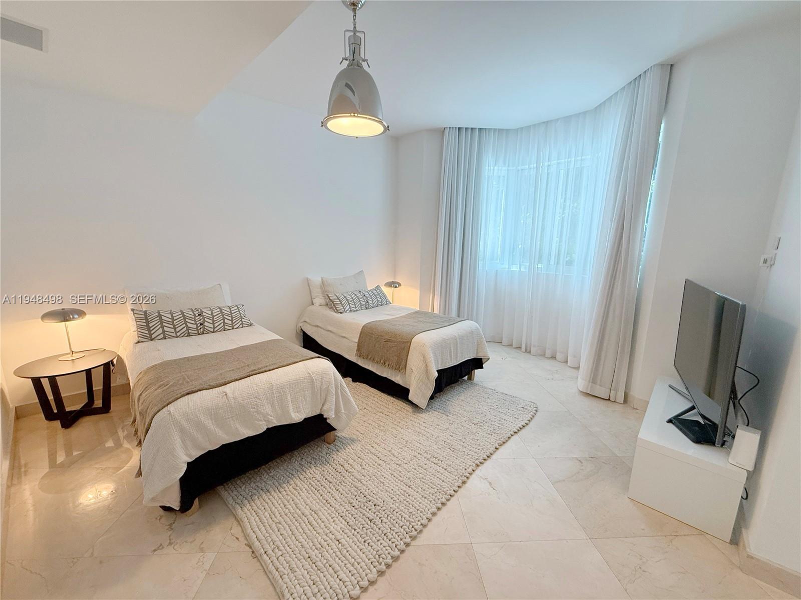 50 S Pointe Dr Unit: TWN2