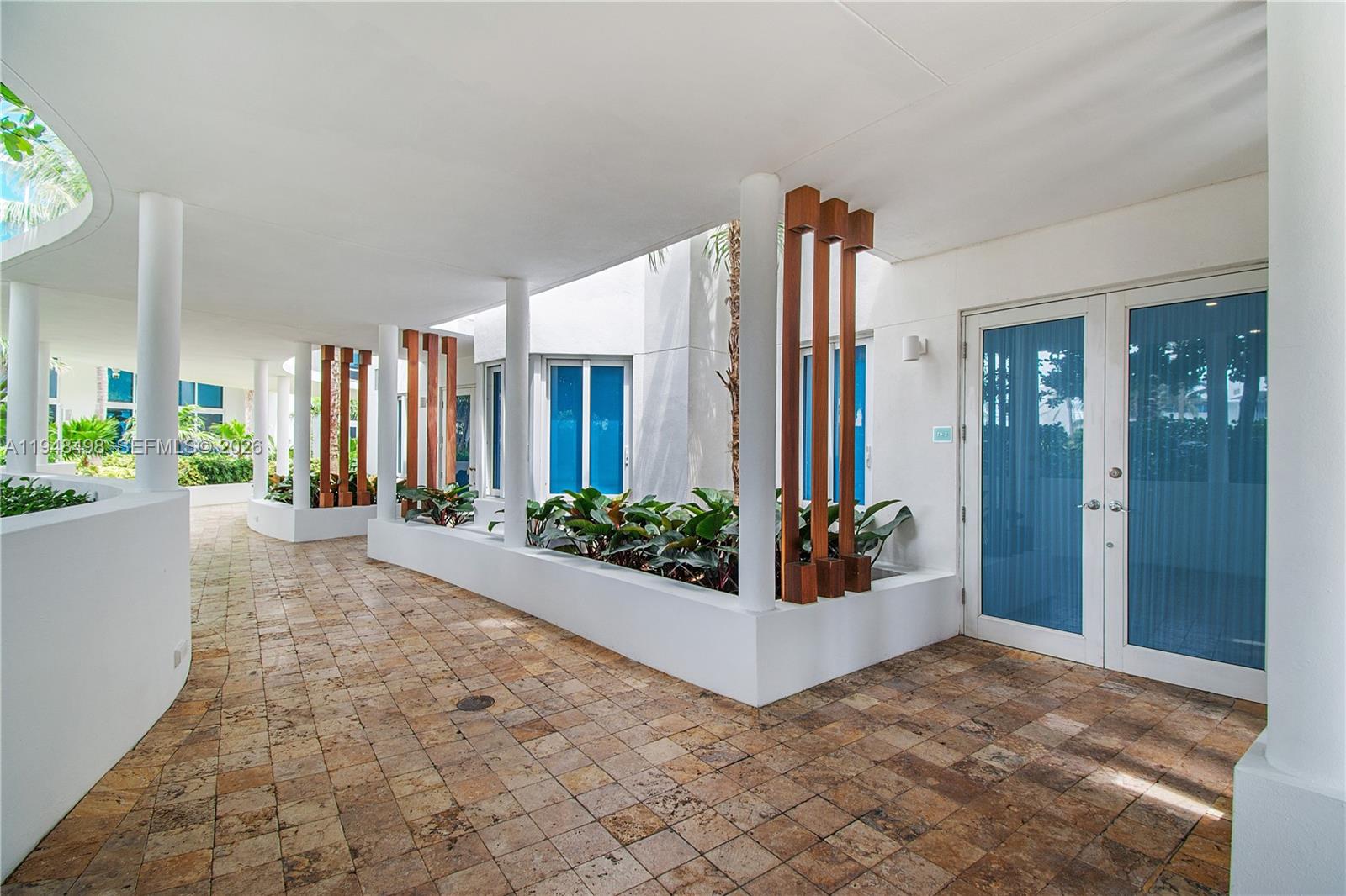 50 S Pointe Dr Unit: TWN2