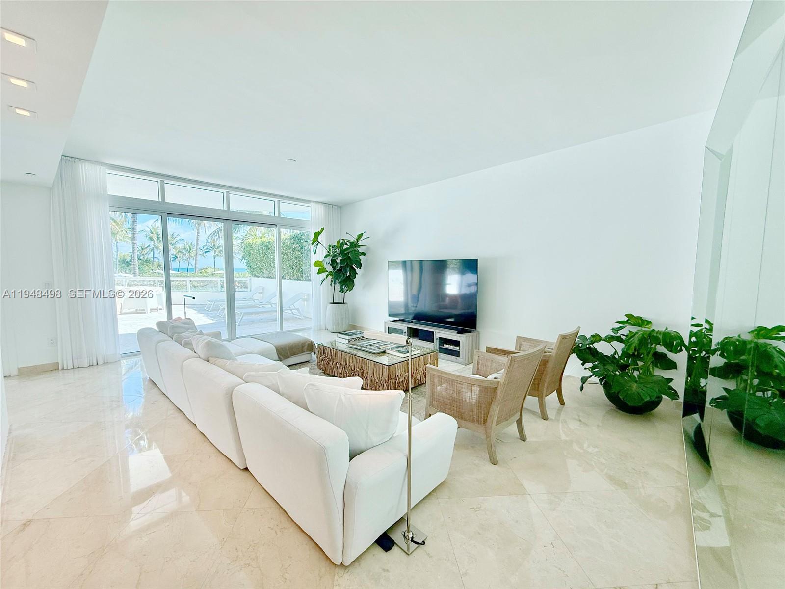50 S Pointe Dr Unit: TWN2