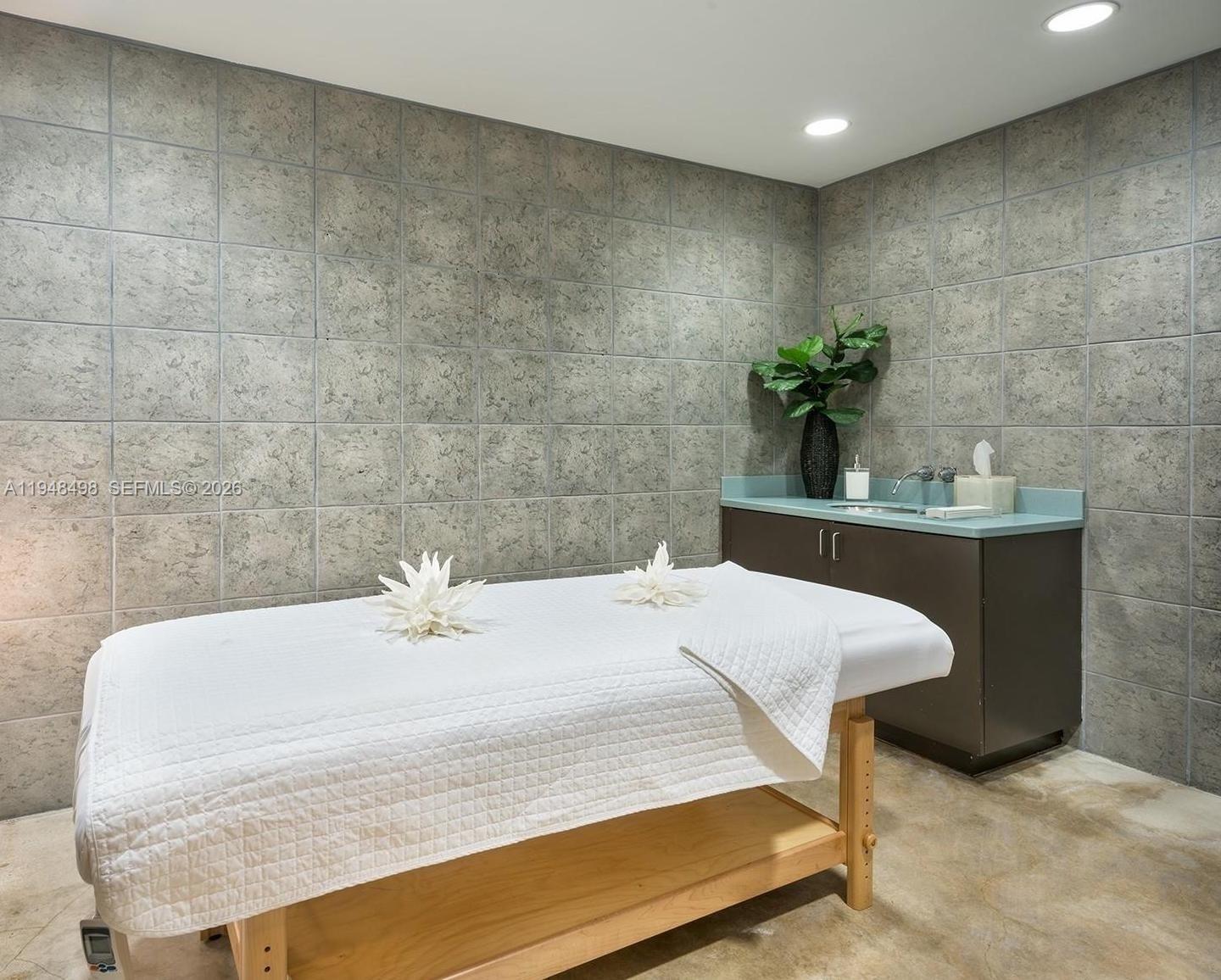 50 S Pointe Dr Unit: TWN2