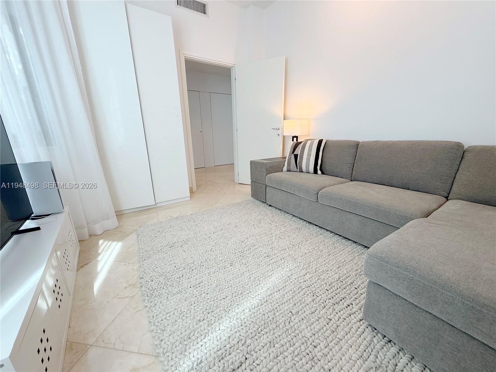 50 S Pointe Dr Unit: TWN2