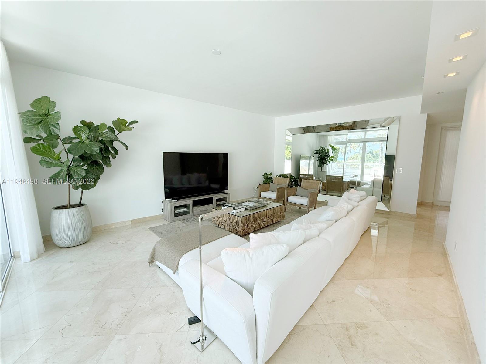 50 S Pointe Dr Unit: TWN2