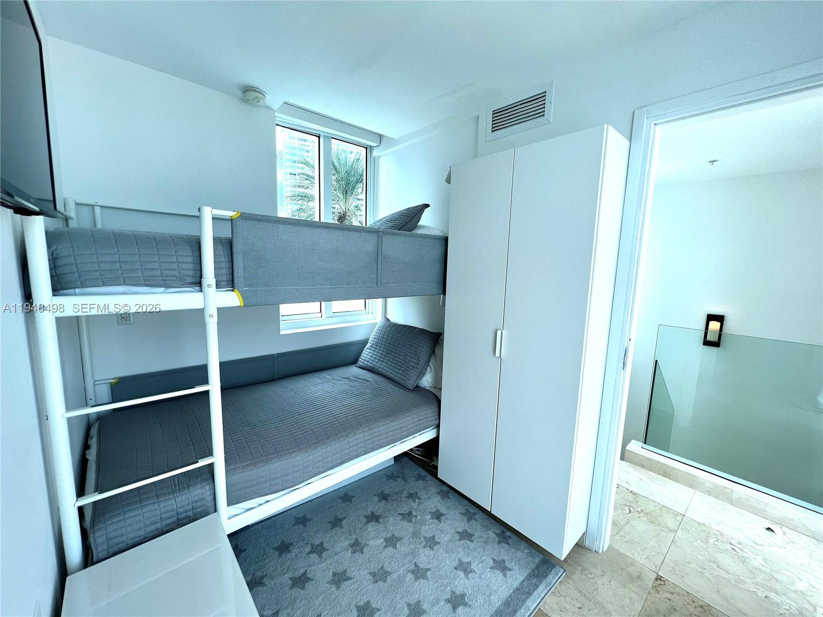 50 S Pointe Dr Unit: TWN2