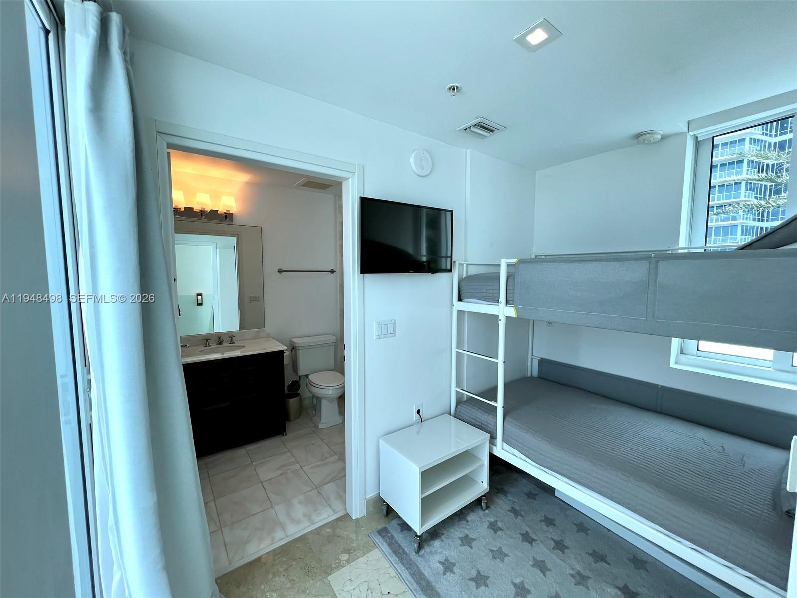 50 S Pointe Dr Unit: TWN2