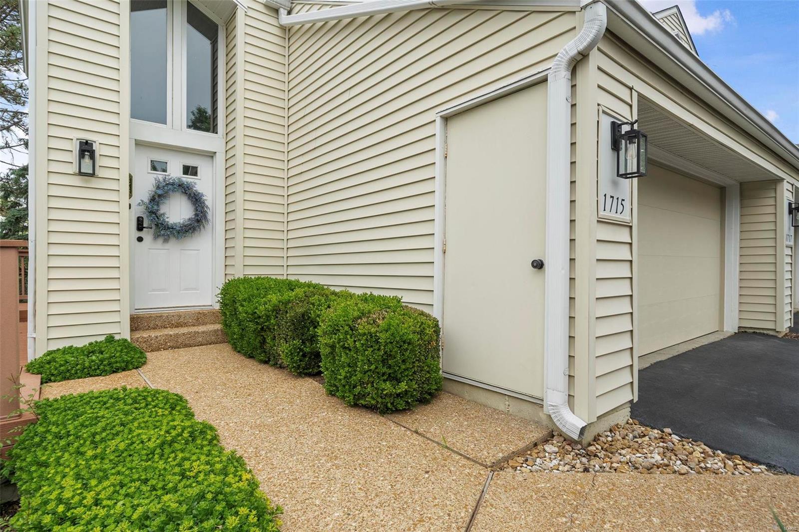 1715 Highview Circle Court