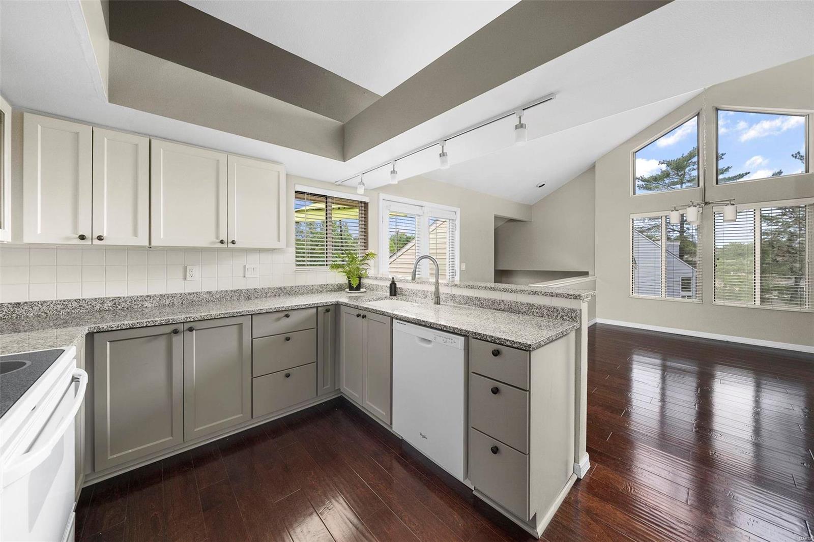 1715 Highview Circle Court