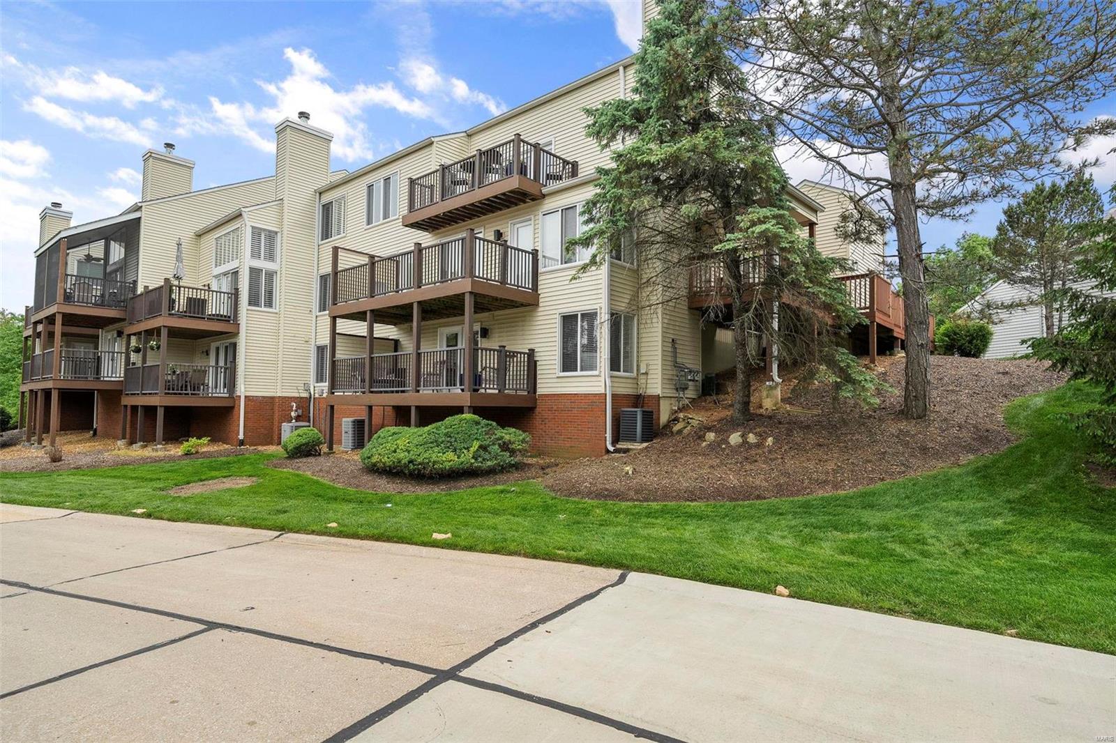 1715 Highview Circle Court