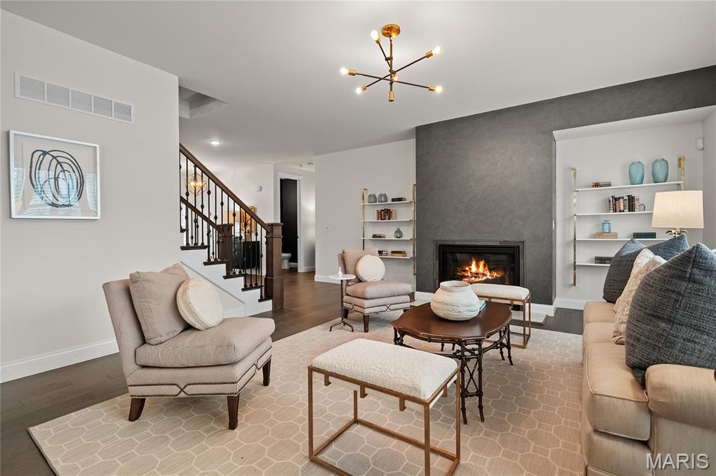 920 Thorn Crown Court