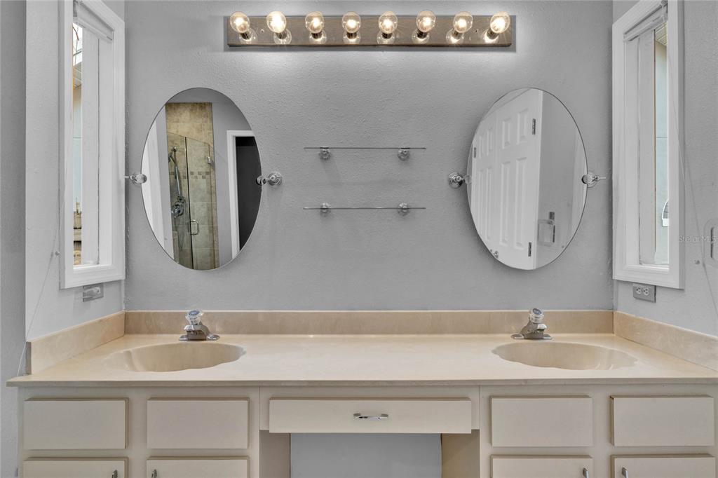 589 S LONGVIEW PLACE