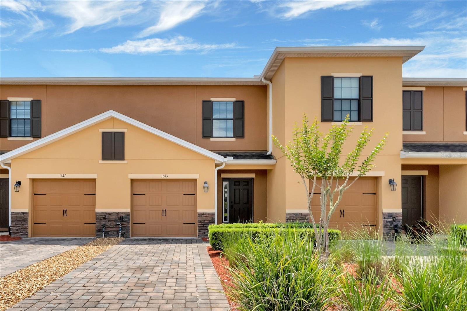 1613 SMOKEY OAK WAY