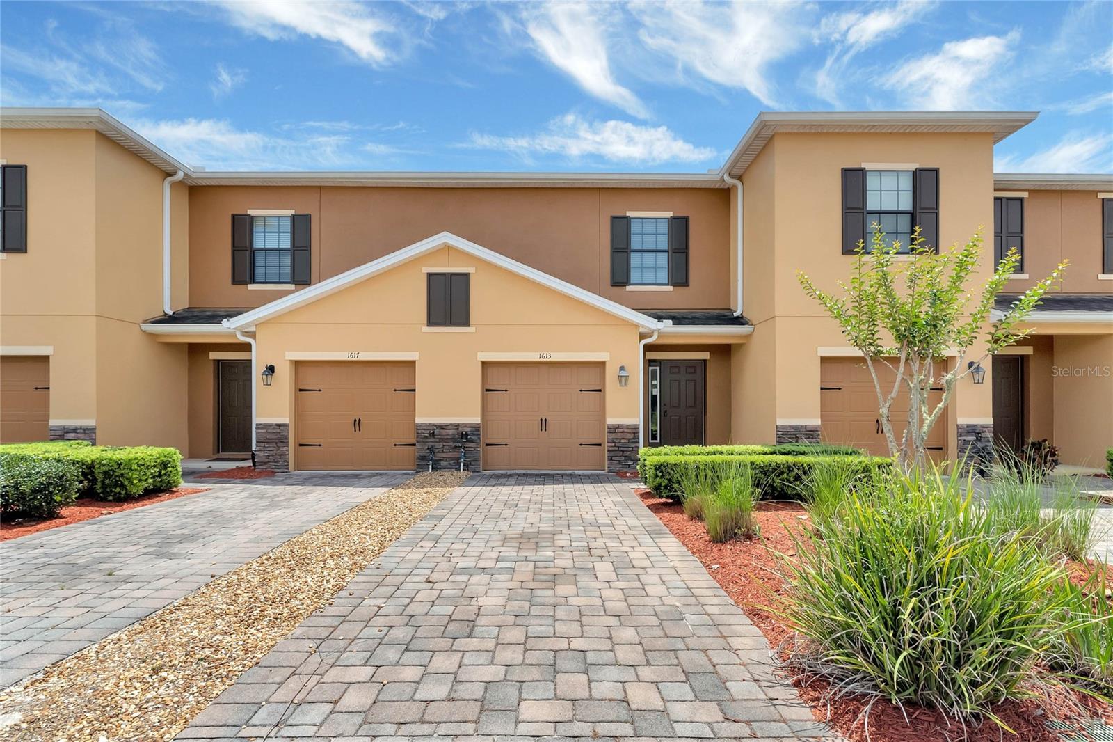 1613 SMOKEY OAK WAY
