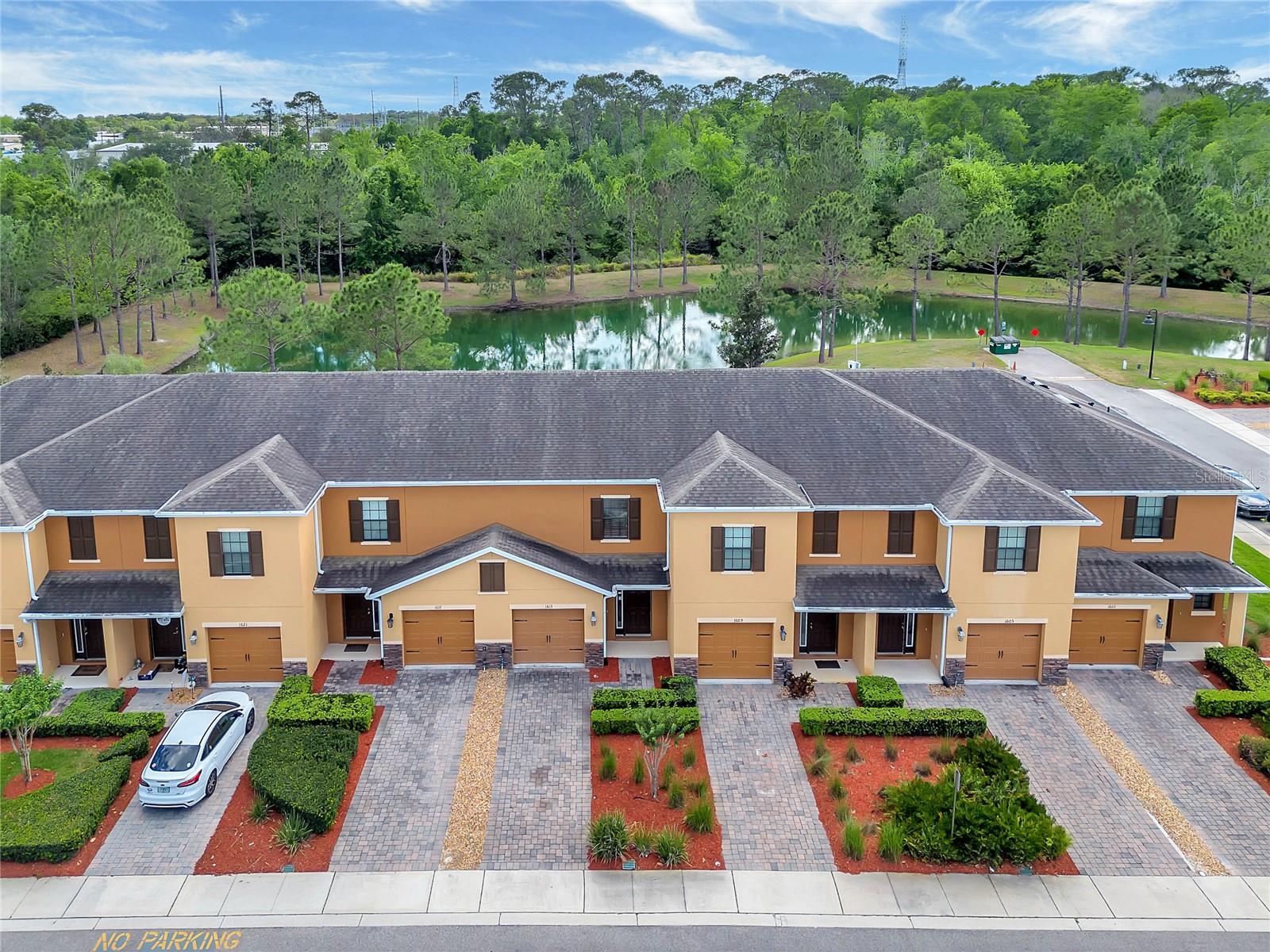 1613 SMOKEY OAK WAY