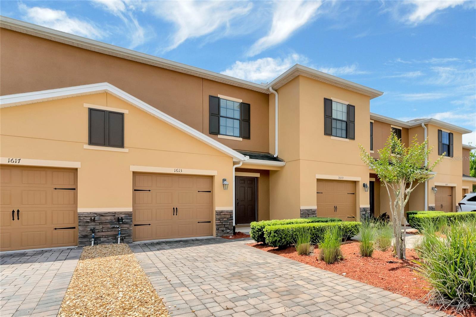 1613 SMOKEY OAK WAY