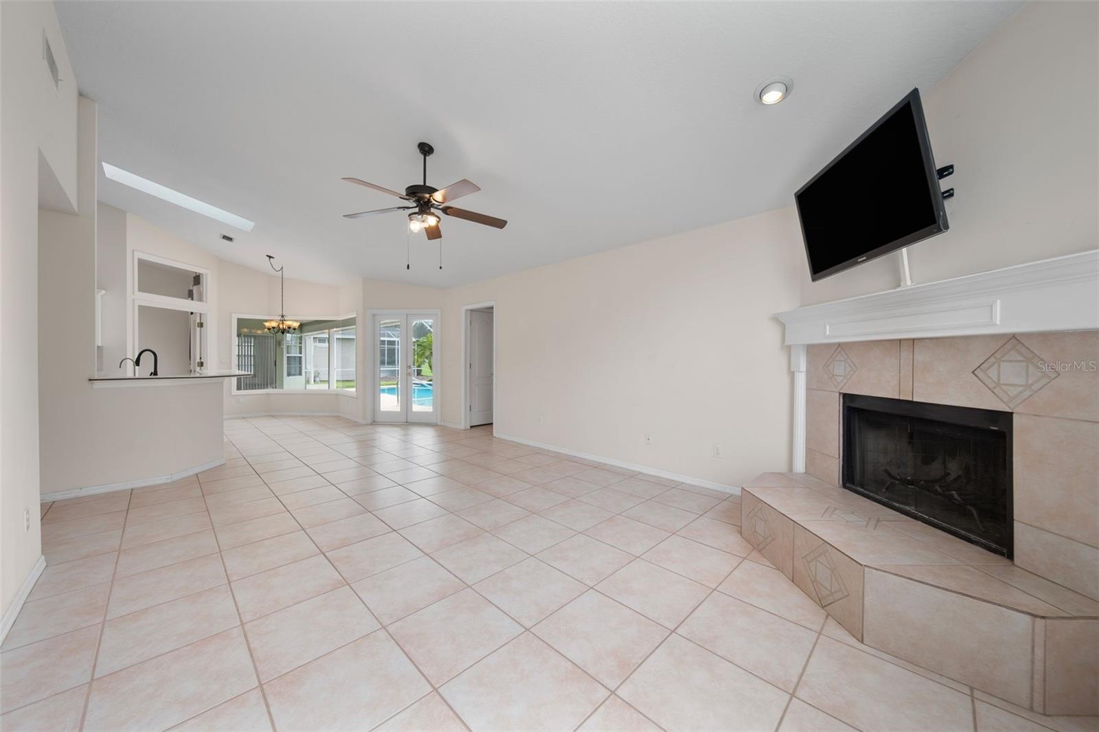 813 EAGLE CLAW CT