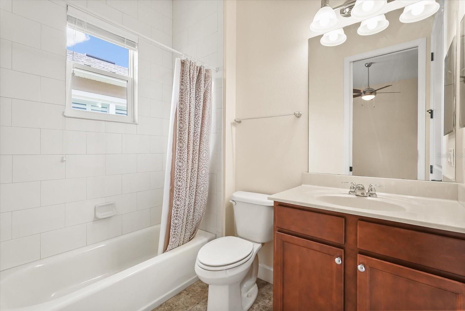 1686 VICTORIA GARDENS DR