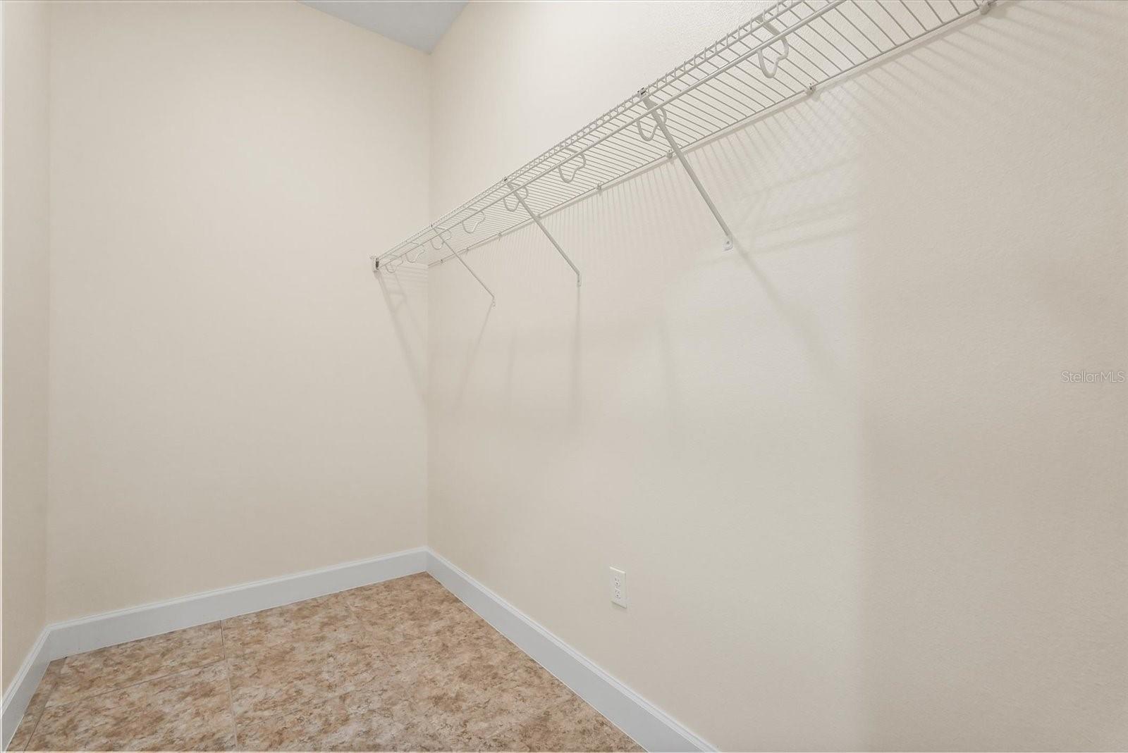 1686 VICTORIA GARDENS DR