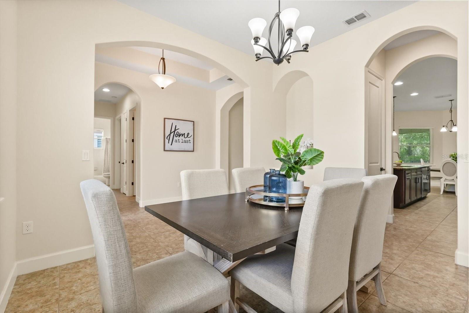 1686 VICTORIA GARDENS DR