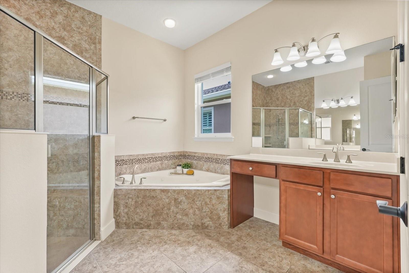 1686 VICTORIA GARDENS DR