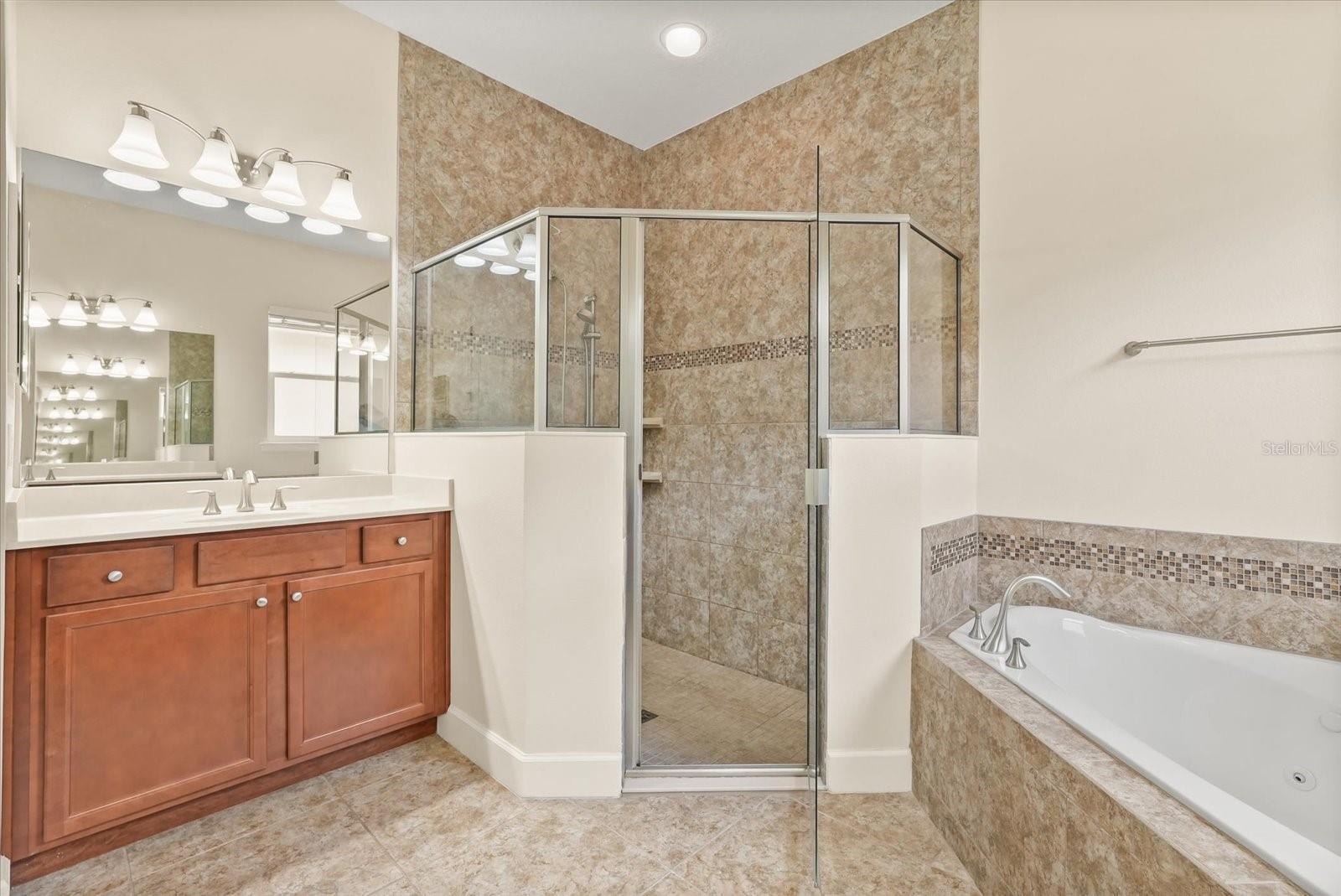 1686 VICTORIA GARDENS DR