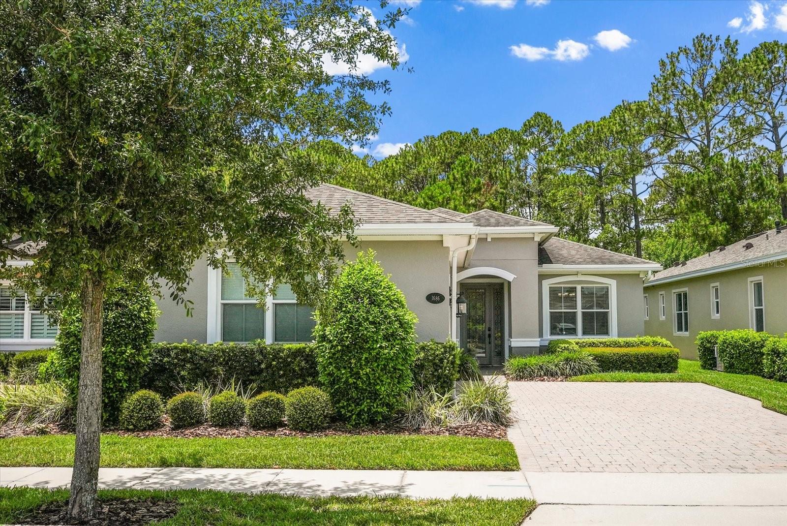 1686 VICTORIA GARDENS DR