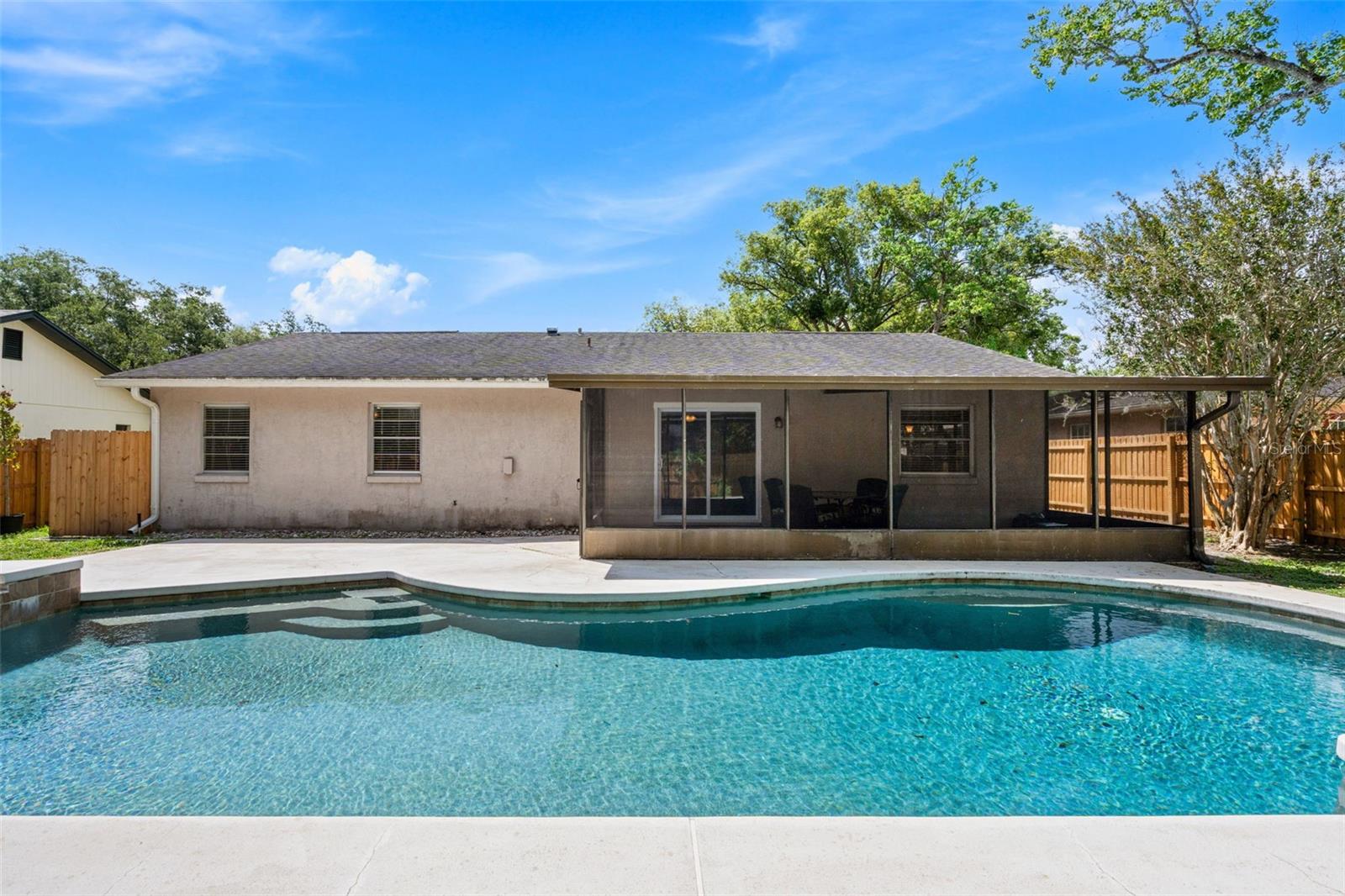877 BENCHWOOD DR