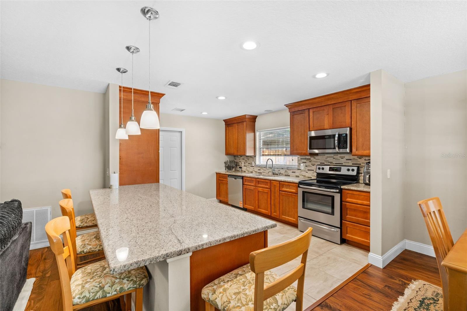 877 BENCHWOOD DR