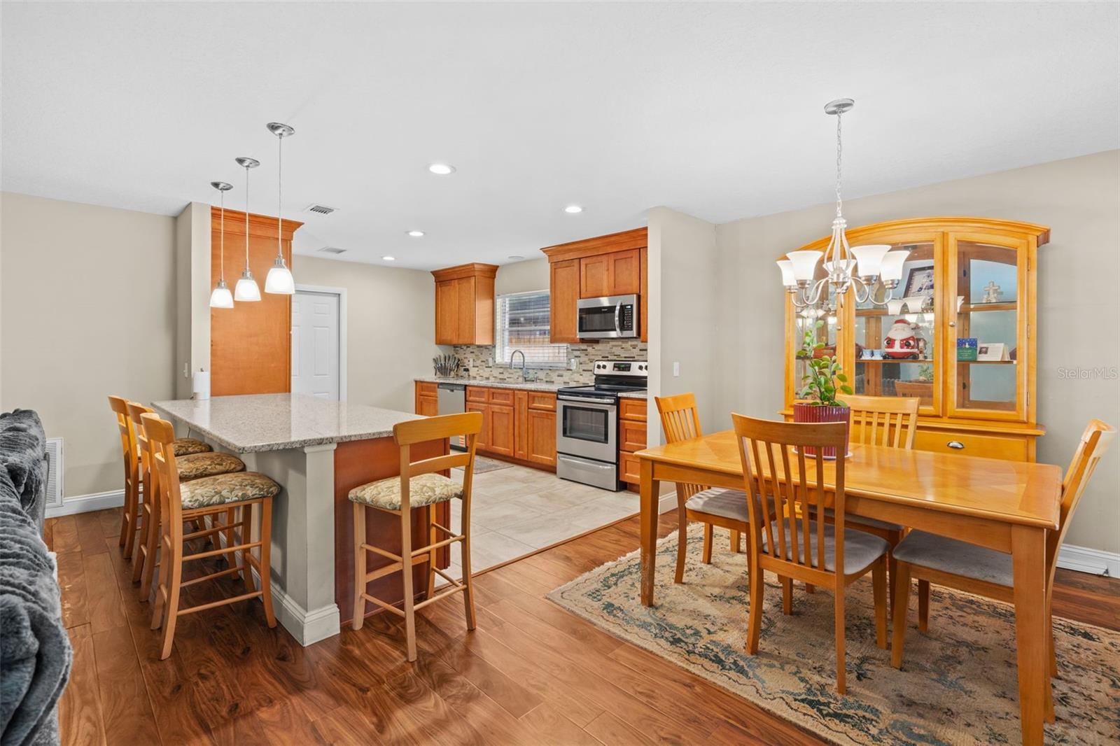877 BENCHWOOD DR