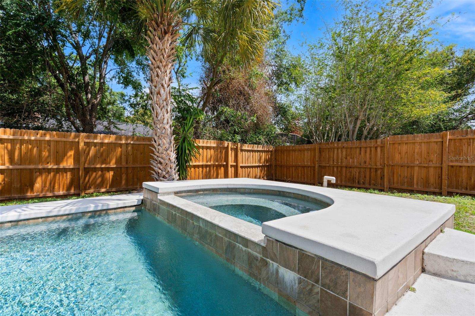 877 BENCHWOOD DR