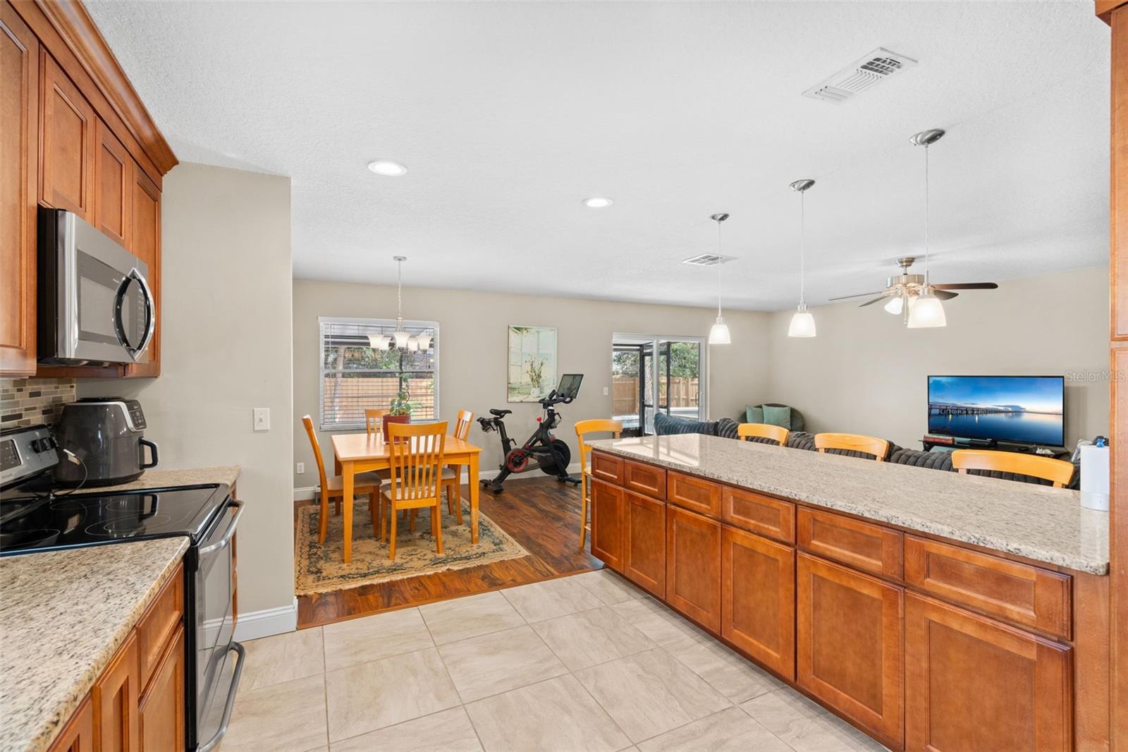 877 BENCHWOOD DR