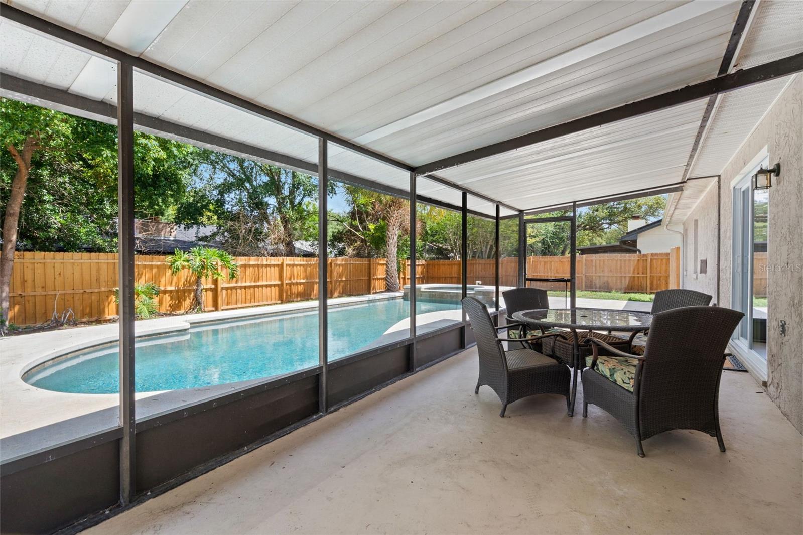 877 BENCHWOOD DR