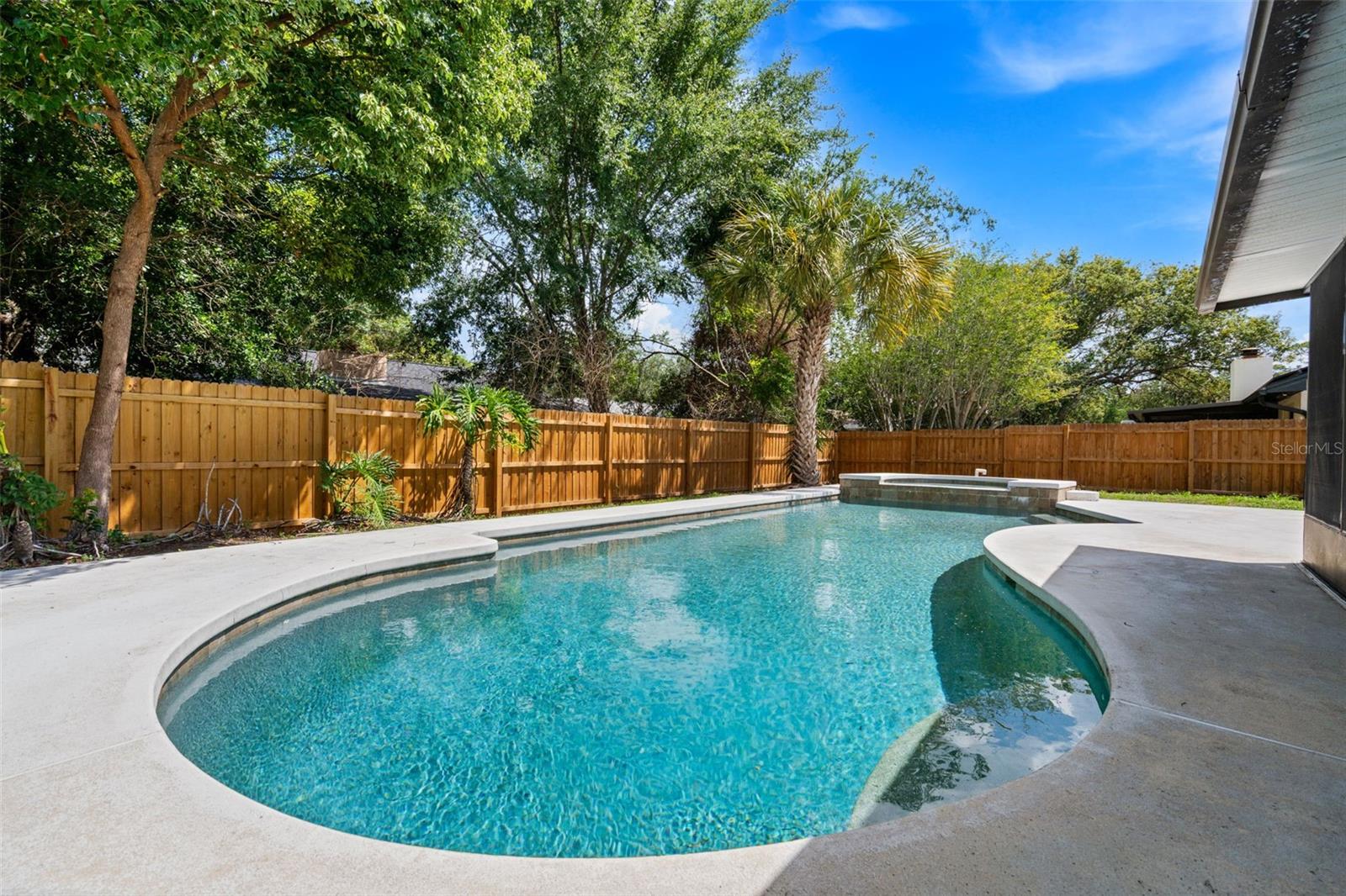 877 BENCHWOOD DR