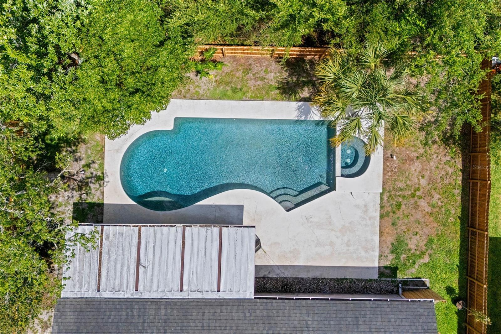 877 BENCHWOOD DR