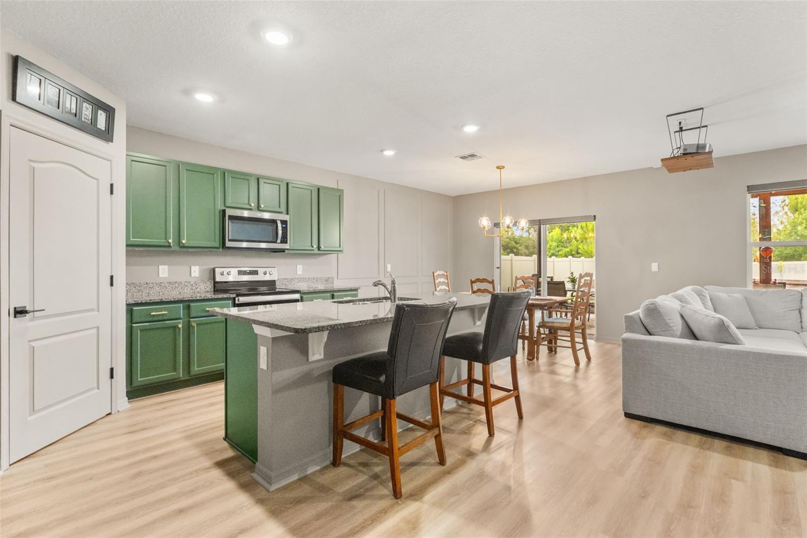 3322 EASTGROVE TER