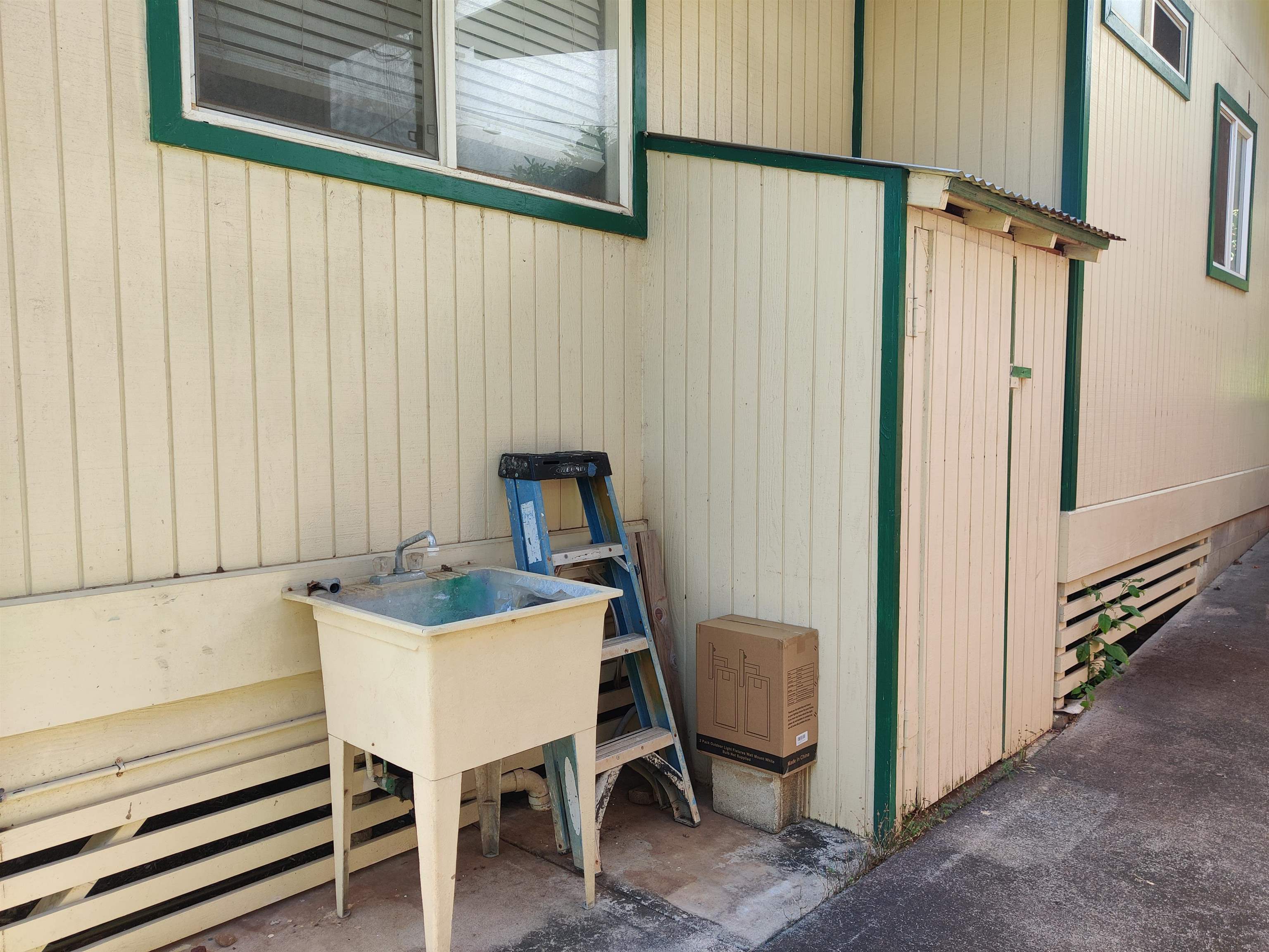 2042 KAHEKILI Hwy Unit: B