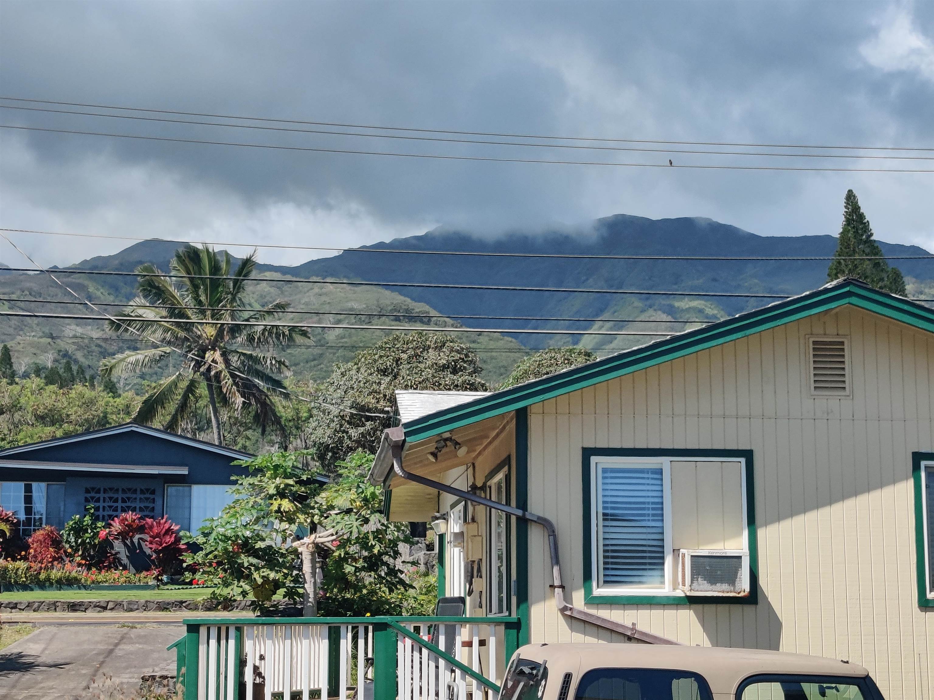 2042 KAHEKILI Hwy Unit: B